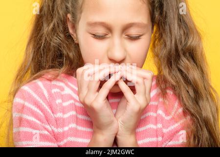 ragazza spaventata occhi chiusi coprire bocca mani stress Foto Stock