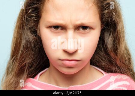 seria ragazza arrabbiata sguardo dispiaciuto raccolto covate Foto Stock