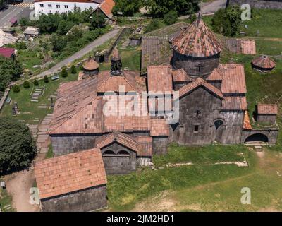 Veduta aerea dell'antico monastero armeno Akhpat nella parte nord dell'Armenia. Foto Stock