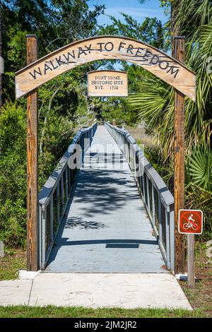 Passerella per la libertà al Fort Mose Historic state Park a St. Augustine, Florida, luogo del 18th secolo di insediamento nero libero degli schiavi fuggiti. Foto Stock