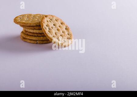 Primo piano dei cracker impilati su sfondo bianco con spazio per le copie Foto Stock