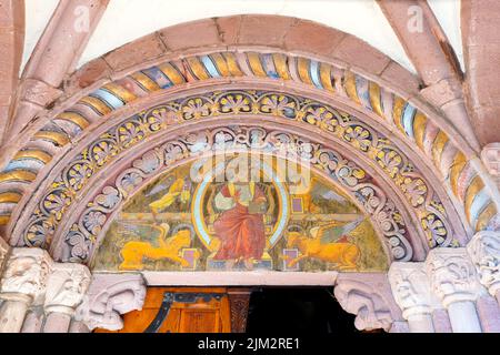 Gesù Cristo Pantocratore. Timpano sul portale principale della Chiesa di Santa fede a Sélestat, Alsazia, basso Reno, Francia. La chiesa di Santa fede è un impo Foto Stock