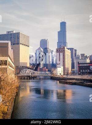 Vista lungo il North Branch Chicago River. W Kinzie St Bridge, Raised Chicago & Northwestern Railway Bridge, Sears Tower in background, Chicago, Illinois Foto Stock