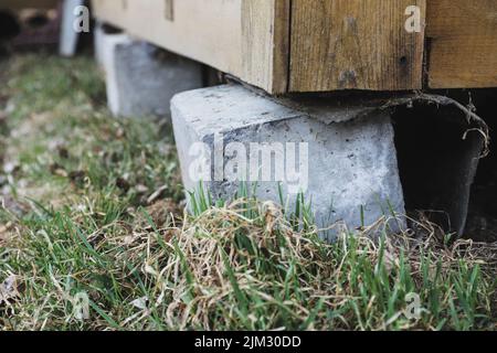 Rickety sostegno concreto di un primo piano casa di campagna. Messa a fuoco selettiva Foto Stock