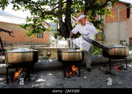 Il cuoco del villaggio prepara il cibo per la festa della circoncisione nel villaggio di Donje Ljubinje, Kosovo, 02 agosto 2022. Ogni cinque anni la gente del villaggio organizza un Festival di ÔSunetŐ (circoncisione), che quest'anno ha circonciso più di 70 bambini. Tutti i membri del villaggio si riuniscono tra cui molti che vivono all'estero da Svizzera, Stati Uniti, Svezia e Germania, per il festival di tre giorni. Torbes Bosniaks sono abitanti che popolano il villaggio di Donje Ljubinje che si trova nelle montagne dello Shar che formano il confine tra il Kosovo e la Macedonia settentrionale. Foto Foto Stock