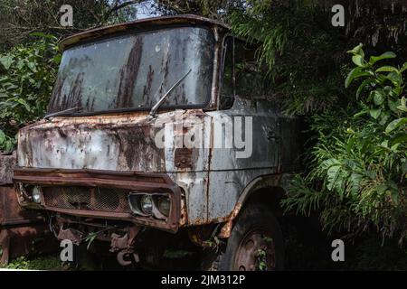 Un vecchio relitto d'auto d'epoca trasportava il minerale dalla miniera alle acciaierie. Vecchio dumper da miniera abbandonato nella vecchia area della città mineraria, Selective Focus Foto Stock