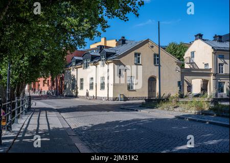 Strada residenziale Dalsgatan e storico blocco cittadino Knappingsborg durante l'estate. Norrkoping è una storica città industriale svedese. Foto Stock