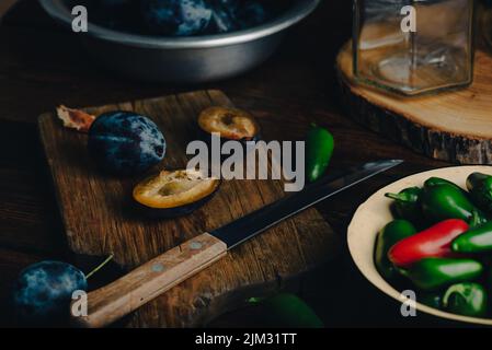 Peperoni di susina e Jalapeno per la cottura della marmellata piccante Foto Stock