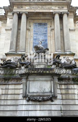 Fontaine des Quatre-Saisons (Fontana delle quattro stagioni, 1745) - una donna seduta su un trono che rappresenta la città di Parigi - rue de Grenelle - Parigi Foto Stock