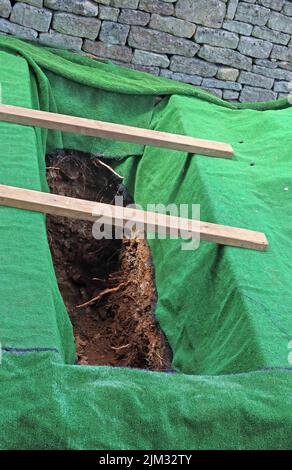 Tomba appena scavata trama, cimitero cappella, cimitero, Eastcombe, Gloucestershire, Inghilterra, Regno Unito, pronto per la sepoltura della bara Foto Stock