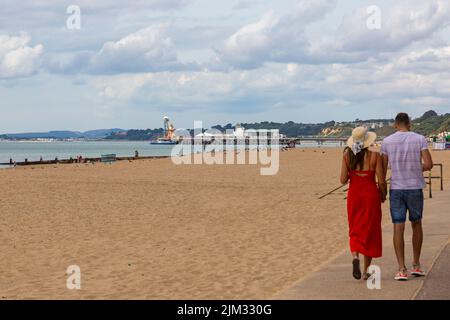 Bournemouth, Dorset Regno Unito. 4th agosto 2022. Tempo britannico: Caldo con incantesimi di sole alle spiagge di Bournemouth mentre gli amanti del sole si dirigano verso il mare. Credit: Carolyn Jenkins/Alamy Live News Foto Stock