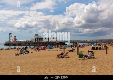 Bournemouth, Dorset Regno Unito. 4th agosto 2022. Tempo britannico: Caldo con incantesimi di sole alle spiagge di Bournemouth mentre gli amanti del sole si dirigano verso il mare. Credit: Carolyn Jenkins/Alamy Live News Foto Stock