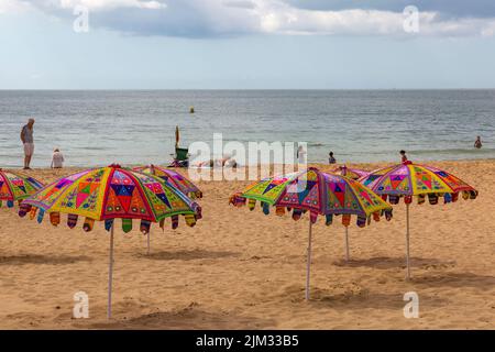 Bournemouth, Dorset Regno Unito. 4th agosto 2022. Tempo britannico: Caldo con incantesimi di sole alle spiagge di Bournemouth mentre gli amanti del sole si dirigano verso il mare. Credit: Carolyn Jenkins/Alamy Live News Foto Stock