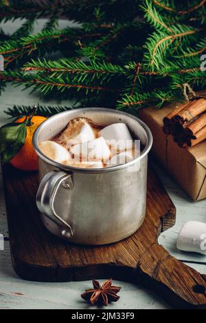 Tazza rustica di cioccolata calda con marshmallows sul tagliere Foto Stock
