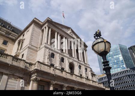 Londra, Inghilterra, Regno Unito. 4th ago 2022. Vista esterna della Bank of England nella City of London, il quartiere finanziario della capitale. La Banca d’Inghilterra ha innalzato i tassi di interesse al 1,75%, il più grande aumento in 27 anni, e avverte che il Regno Unito è in attesa di una lunga recessione. (Credit Image: © Vuk Valcic/ZUMA Press Wire) Foto Stock