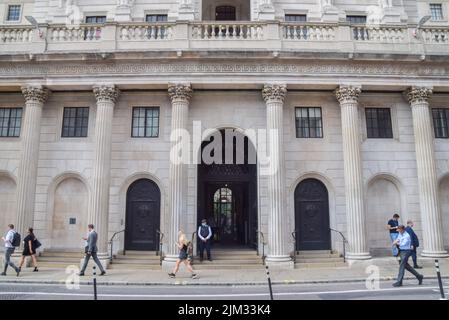 Londra, Inghilterra, Regno Unito. 4th ago 2022. Vista esterna della Bank of England nella City of London, il quartiere finanziario della capitale. La Banca d’Inghilterra ha innalzato i tassi di interesse al 1,75%, il più grande aumento in 27 anni, e avverte che il Regno Unito è in attesa di una lunga recessione. (Credit Image: © Vuk Valcic/ZUMA Press Wire) Foto Stock