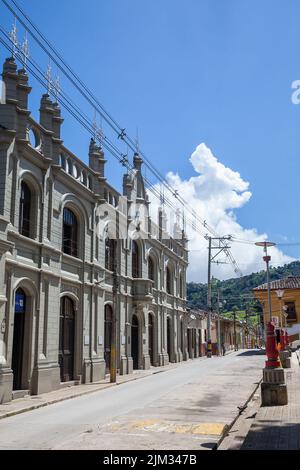 TITIRIBI, COLOMBIA - NOVEMBRE 2017: Edificio del municipio della piccola città di Titiribi presso l'Antioquia sud-occidentale in Colombia Foto Stock