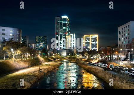 La vista notturna di Anyang City, Gyeonggi-do, Corea Foto Stock