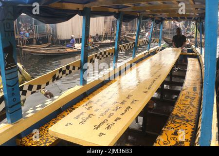 Interno della barca della scuola elementare di Whanyinna che trasporta gli studenti alla scuola della comunità di pescatori di Makoko sulla laguna di Lagos. Makoko è una comunità di slum situata a Lagos. Fondata nel 18th secolo principalmente come villaggio di pescatori, gran parte di Makoko è composta da strutture costruite su palafitte, ai margini della laguna di Lagos. Nigeria. Foto Stock