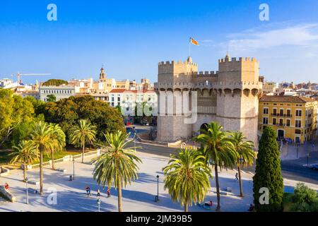 Strade, piazze ed edifici storici nella città vecchia di Valencia, Spagna Foto Stock