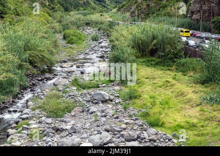 SAO JORGE, PORTOGALLO - 21 AGOSTO 2021: È un ruscello di montagna in una gola lungo la discesa verso una spiaggia di ciottoli. Foto Stock