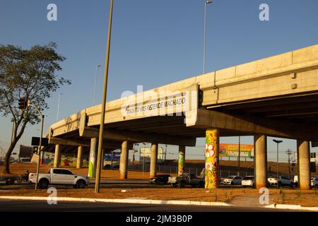 Goiania, Goiás, Brasile – 04 agosto 2022: Viadotto Iris Rezende Machado a un incrocio nella città di Goiânia. Viadotto di Avenida Goiás Norte. BRT Foto Stock