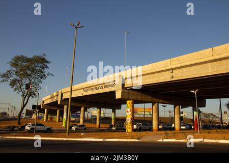 Goiania, Goiás, Brasile – 04 agosto 2022: Viadotto Iris Rezende Machado a un incrocio nella città di Goiânia. Viadotto di Avenida Goiás Norte. BRT Foto Stock