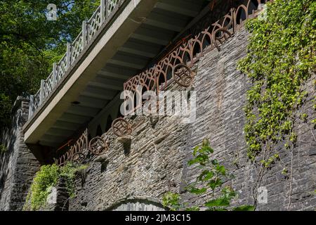 Un dettaglio dei due ponti più nuovi del Devil's Bridge, Galles, dove coesistono tre ponti separati, ciascuno costruito sul ponte precedente. Foto Stock