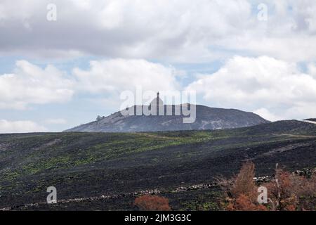 La cappella di Saint-Michel in cima al Mont Saint-Michel de Brasparts ancora fumoso dopo l'attacco di arson che si è verificato 2 settimane prima nel Mo Foto Stock