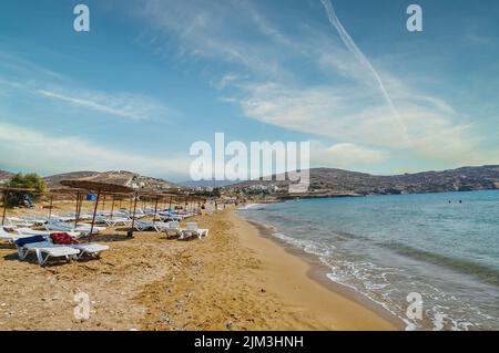 IOS, Grecia. 21 settembre 2010: La bellissima spiaggia di Koumbara nell'isola di iOS in Grecia, con acqua limpida e sabbia sottile Foto Stock