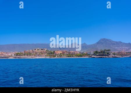 Una vista panoramica della Costa de Adeje da una barca a vela nel mare nel sud di Tenerife, Isole Canarie, Spagna Foto Stock
