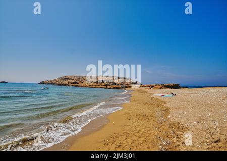 IOS, Grecia. 21 settembre 2010: La bellissima spiaggia di Koumbara nell'isola di iOS in Grecia, con acqua limpida e sabbia sottile Foto Stock