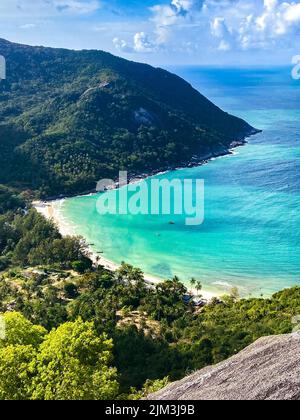 Vista aerea della spiaggia di bottiglia e punto panoramico, a Koh Phangan, Thailandia Foto Stock