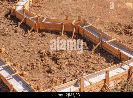 Casseri in legno per versare fondamenta in calcestruzzo della casa. Foto Stock