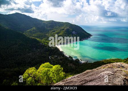 Vista aerea della spiaggia di bottiglia e punto panoramico, a Koh Phangan, Thailandia Foto Stock