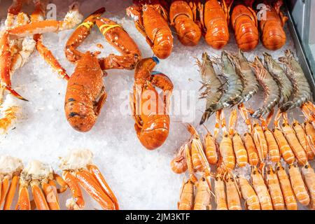 Aragosta e gamberi in vendita presso un mercato di Bergen, Norvegia Foto Stock