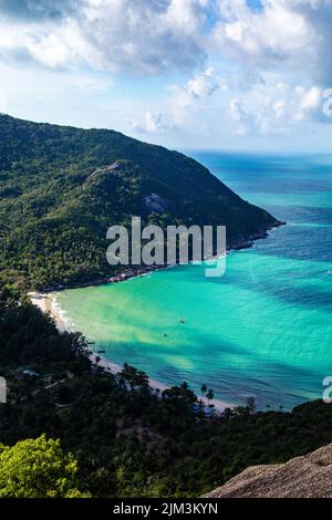 Vista aerea della spiaggia di bottiglia e punto panoramico, a Koh Phangan, Thailandia Foto Stock