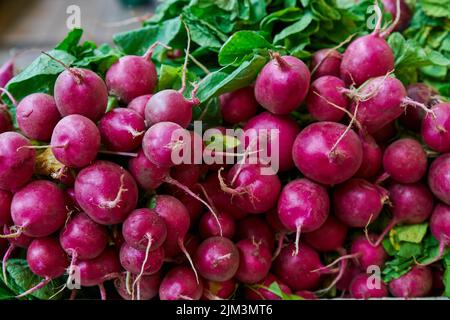 Peperoni arancioni habanero posti su una mensola per la vendita all'interno di un mercato Foto Stock