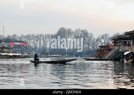 Ritratto di un marinaio indiano Kashmiri Shikara sul lago dal. Le mani potrebbero essere sfocate a causa del movimento. Foto Stock