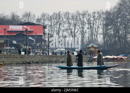 Ritratto di un marinaio indiano Kashmiri Shikara sul lago dal. Le mani potrebbero essere sfocate a causa del movimento. Foto Stock