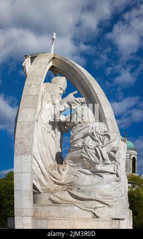 Uno scatto verticale del Monumento all'incoronazione del primo re ungherese Stefano, Esztergom, Ungheria Foto Stock