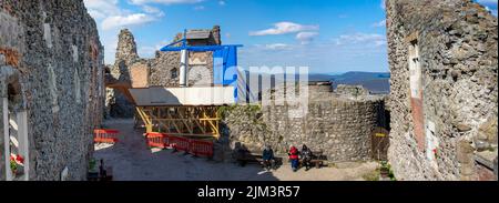 Il castello fu costruito da re Bela IV nel 13th ° secolo, dopo l'invasione dei Tartari, dalla dote di sua moglie Foto Stock