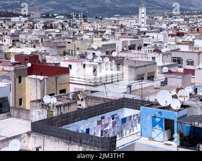 Lavanderia appesa su un tetto di un appartamento marocchino a Fes Foto Stock