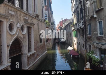 Il canale di Venezia visto da un ponte Foto Stock