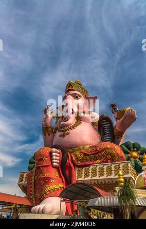 Uno scatto verticale della statua di Ganesha al tempiale di Prong Arkad in Amphoe Bang Nam Priao. Chachoengsao, Thailandia. Foto Stock