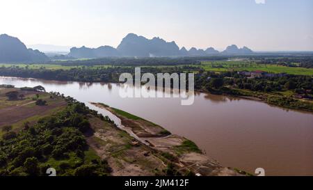 Un bellissimo paesaggio di risaie in hPa un villaggio in Birmania. Vista tropicale e paesaggio esotico Foto Stock