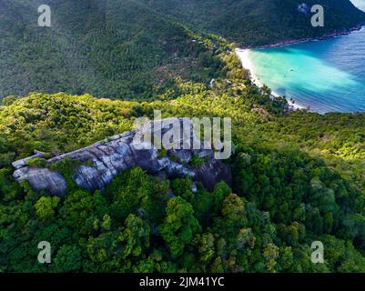 Vista aerea della spiaggia di bottiglia e punto panoramico, a Koh Phangan, Thailandia Foto Stock