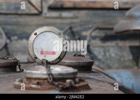 si tratta di un vecchio trattore lanz bulldog e una vista parziale dalla parte anteriore del cofano con il display di misurazione Foto Stock