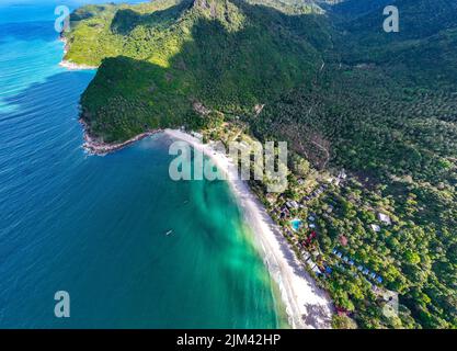 Vista aerea della spiaggia di bottiglia e punto panoramico, a Koh Phangan, Thailandia Foto Stock