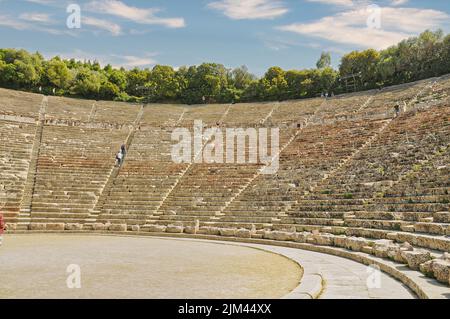 Epidauro, Grecia. 3 marzo 2010: L'antico teatro di Epidauro o Epidauro, prefettura di Argolida, Peloponneso, Grecia. Foto Stock